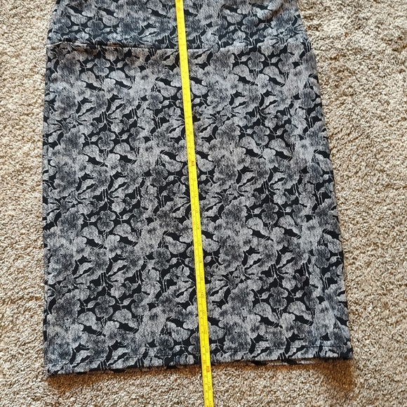 💥 3/$20 LuLaRoe Medium Black Floral Leaf Designl Skirt! - Picture 8 of 11